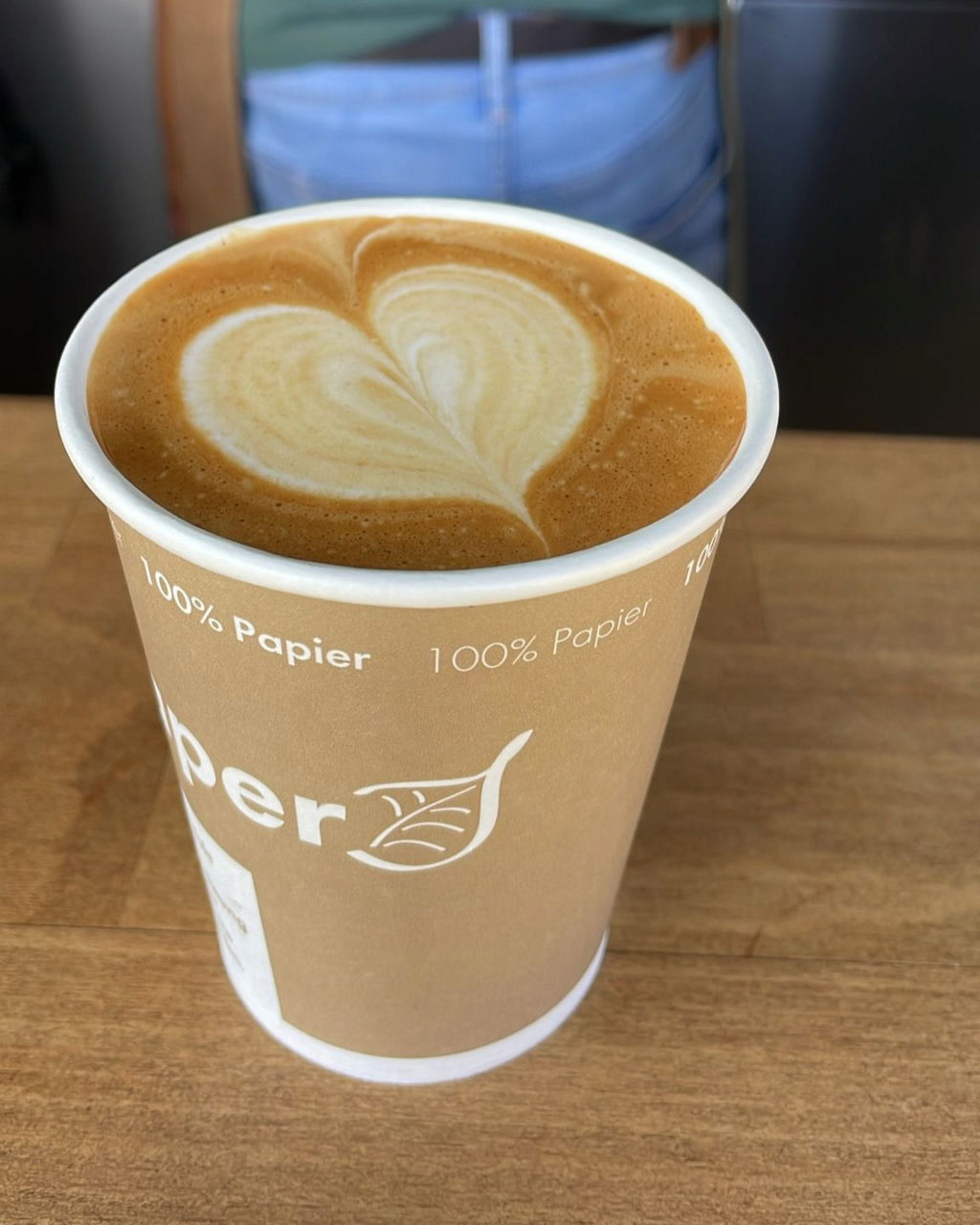Aus der Maschine läuft gerade frischer Kaffee und wird in den Kaffeebechern eingefüllt.